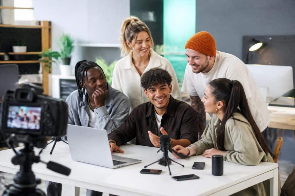 découvrez les meilleurs youtubeurs français à suivre en 2026 pour du contenu innovant, divertissant et inspirant. top créateurs francophones à ne pas manquer !