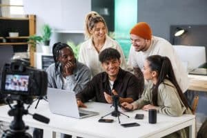 découvrez les meilleurs youtubeurs français à suivre en 2026 pour du contenu innovant, divertissant et inspirant. top créateurs francophones à ne pas manquer !